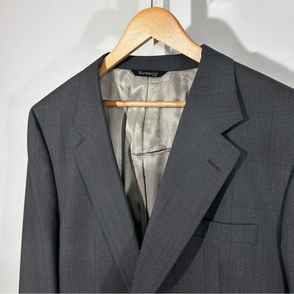Burberrys Wool Gray Suit 42R jacket / 40W trousers Two-Button Blazer